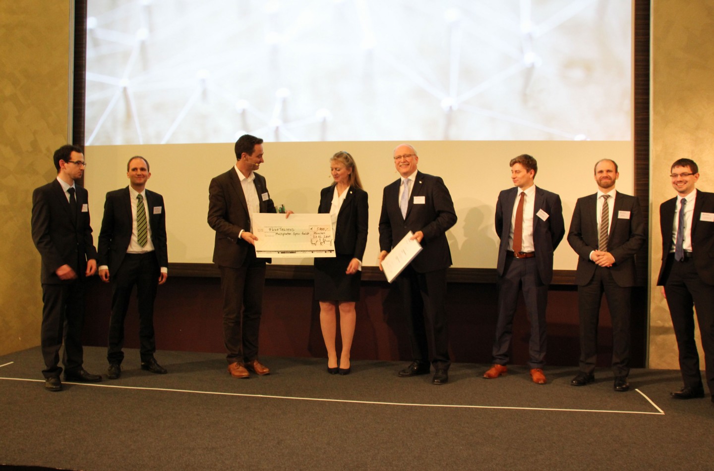 Preisverleihung Gründerpreis 2016 v. l.: Daniel Kühn (Multiphoton Optics GmbH), Dr. Valentin Ratz (Multiphoton Optics GmbH), Dr. Alexander von Frankenberg (High-Tech Gründerfonds), Dr. Ruth Houbertz (Multiphoton Optics GmbH), Dr. Alexander Kurz (Fraunhofer-Gesellschaft), Benedikt Stender (Multiphoton Optics GmbH), Dr. Alexander Krupp (Multiphoton Optics GmbH) und Felix Kiesel (Multiphoton Optics GmbH)