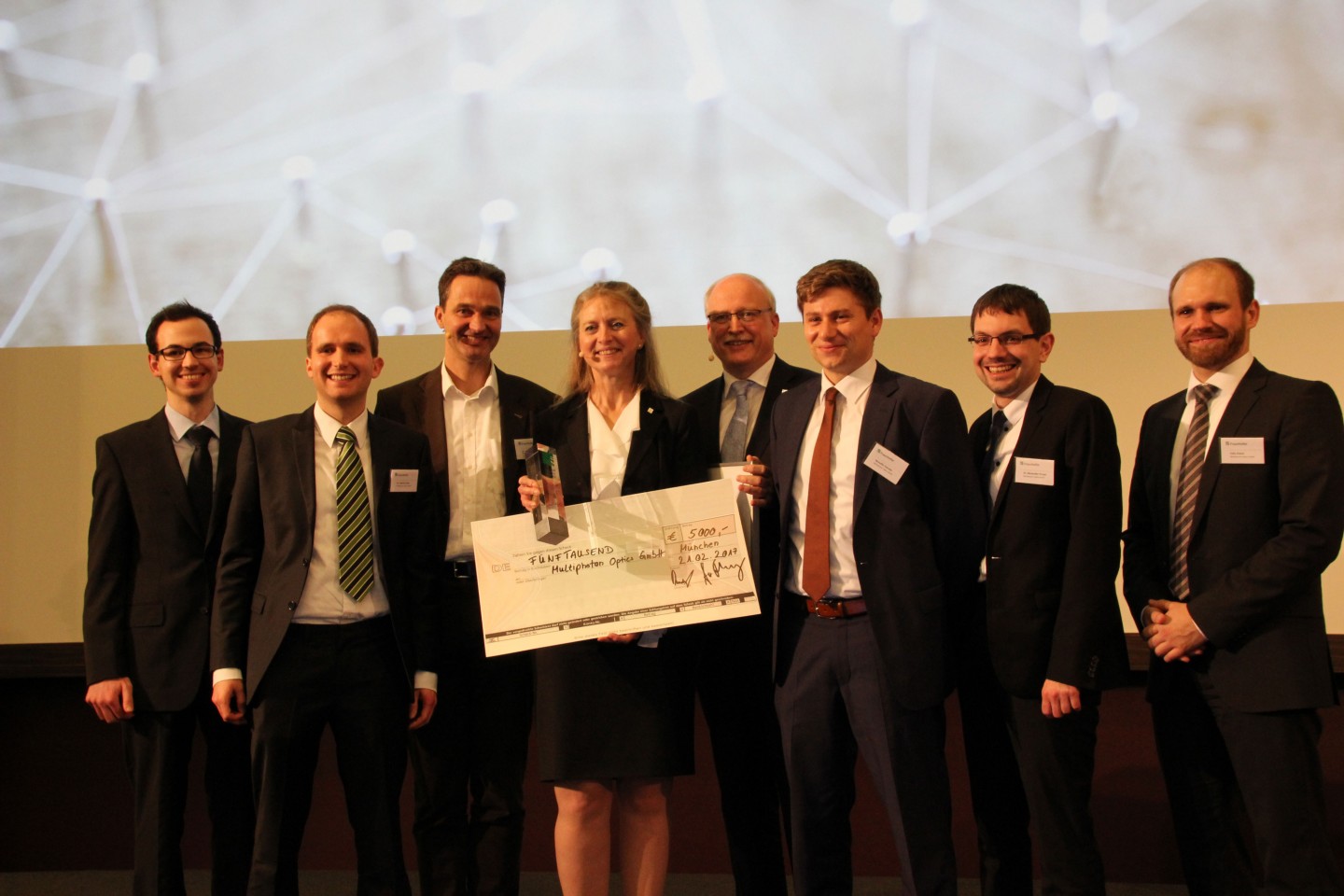 Preisverleihung Gründerpreis 2016 v. l.: Daniel Kühn (Multiphoton Optics GmbH), Dr. Valentin Ratz (Multiphoton Optics GmbH), Dr. Alexander von Frankenberg (High-Tech Gründerfonds), Dr. Ruth Houbertz (Multiphoton Optics GmbH), Dr. Alexander Kurz (Fraunhofer-Gesellschaft), Benedikt Stender (Multiphoton Optics GmbH), Dr. Alexander Krupp (Multiphoton Optics GmbH) und Felix Kiesel (Multiphoton Optics GmbH)