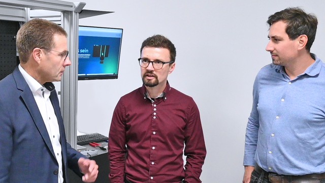 Prof. Christoph Leyens, Dr. Tim Kunze und Dr. Christoph Zwahr (v. l. n. r.) ziehen nach einjährigem Bestehen ein positives Fazit.